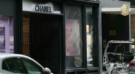 chanel parigi rapina|Parigi, rapina alla boutique Chanel: bottino milionario. Incendiata l .